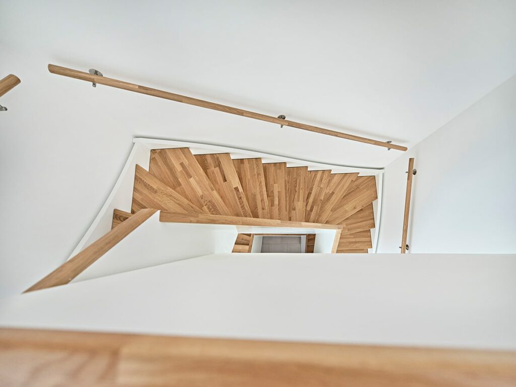 Holztreppe mit brüstungshohem Geländer weiß lackiert